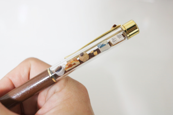 秋日咖啡館閱讀原子筆 第1張的照片