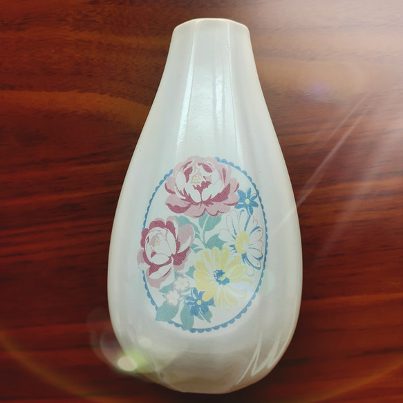 レトロなお花の花瓶 1枚目の画像
