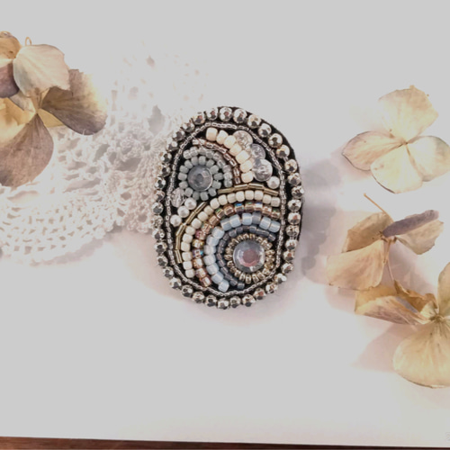 ハンドメイド 刺繍 ビーズ ブローチ アンティーク ベージュ