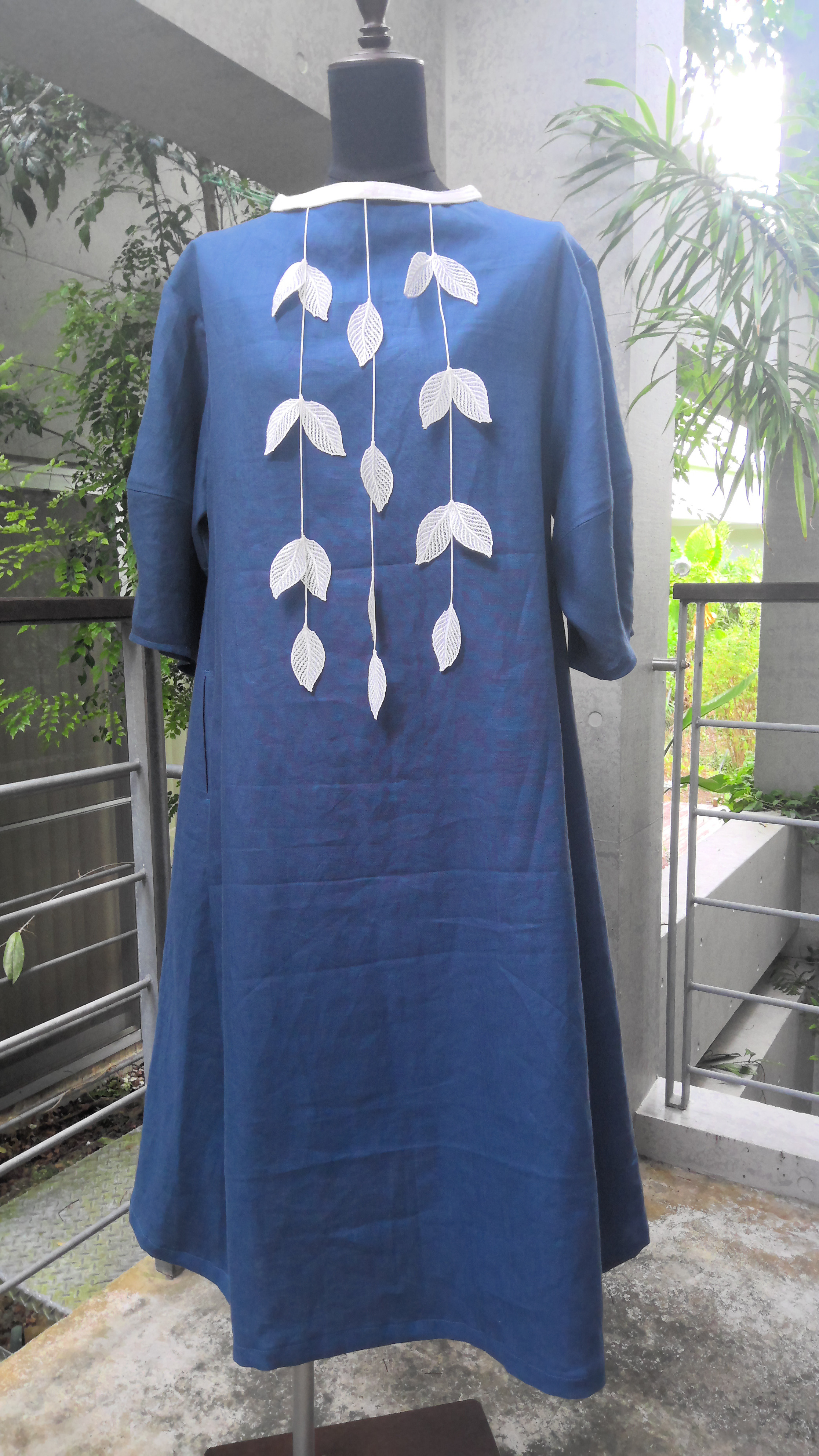 小柄な人のため　　白い葉っぱのレース飾り　ブルー麻のワンピース 18,000円