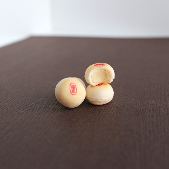 綠豆椪 完整未切 單顆 單耳 耳環 中秋節 袖珍 黏土人 迷你仿真 第1張的照片