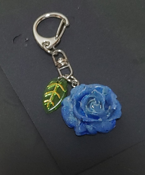 【ハンドメイド】青薔薇 バッグチャーム 2枚目の画像