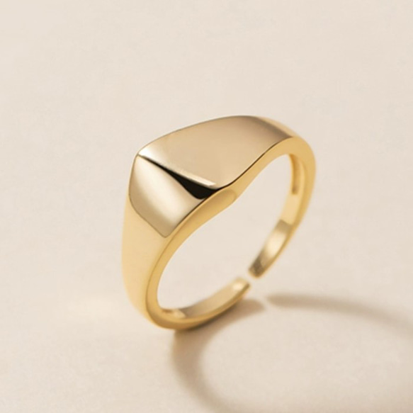 存在感あるシンプルピンキーリング-幅広いシーンで活躍する