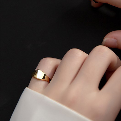 存在感あるシンプルピンキーリング-幅広いシーンで活躍する