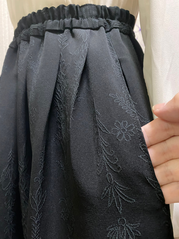 絹　黒に草花模様　フレアスカート　ポケット付き　ロング　着物リメイク　249 4枚目の画像