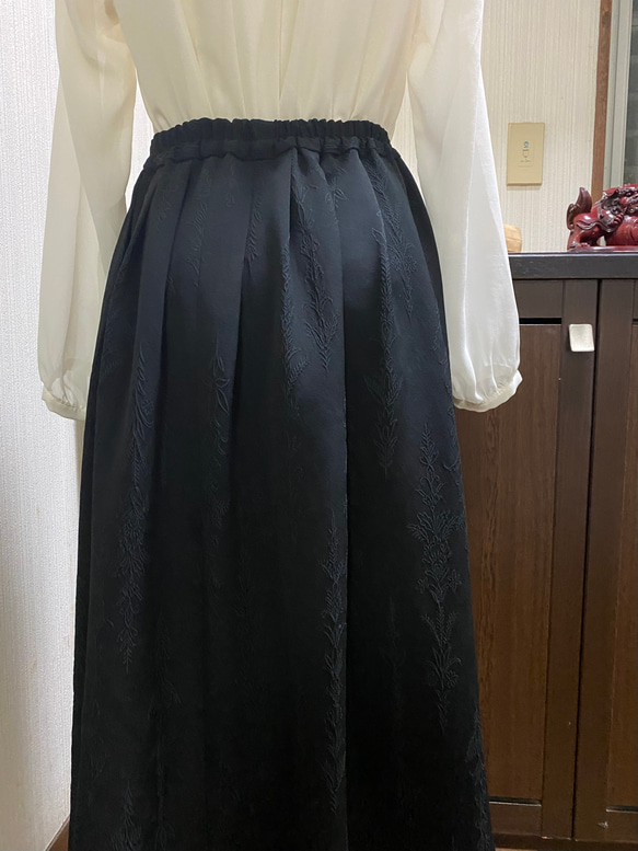 絹　黒に草花模様　フレアスカート　ポケット付き　ロング　着物リメイク　249 3枚目の画像