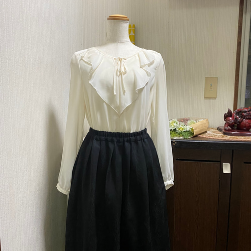 着物リメイク 配色シャツカラーのフレアスカート 絹 黒に草花模様 フレアスカート ポケット付き ロング 着物