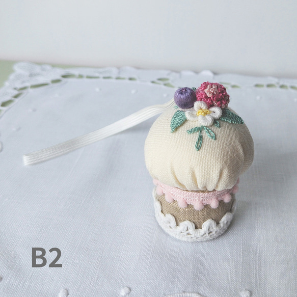 カップケーキのピンクッション　～野イチゴとお花の刺繍～　【ベージュ】 6枚目の画像
