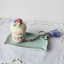 カップケーキのピンクッション　～野イチゴとお花の刺繍～　【ベージュ】 1枚目の画像