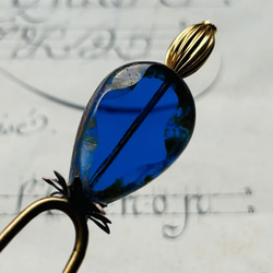 チェコガラス素材の気高いロイヤルブルーの玉かんざし「青の憧憬」 1枚目の画像