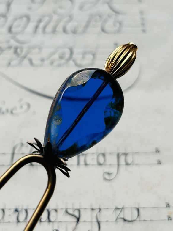 チェコガラス素材の気高いロイヤルブルーの玉かんざし「青の憧憬」 1枚目の画像