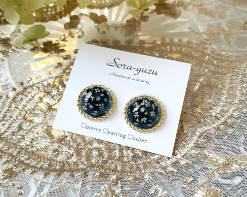 アレルギー対応 サージカルステンレス 深い藍色の小花とゴールド