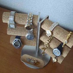 誕生日プレゼントに　12本掛け角度付き腕時計スタンド　ハーフパイプトレイ付き 3枚目の画像