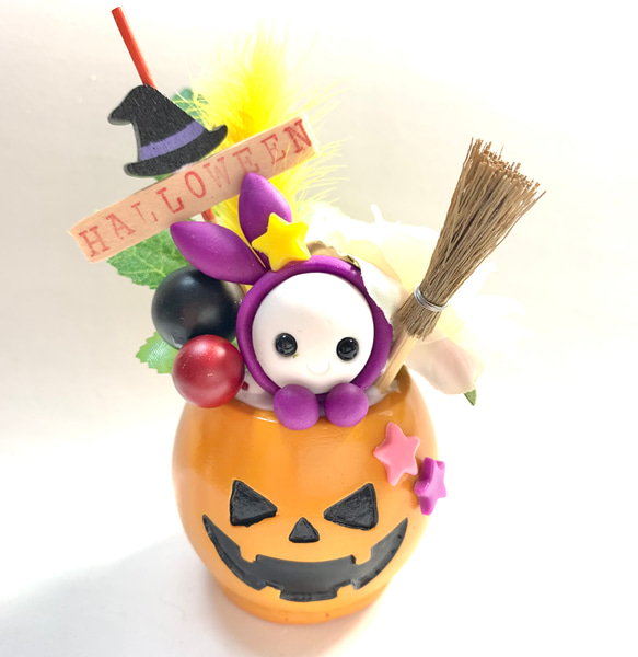 ☆ハロウィンかぼちゃ入りうさぎちゃんとフラワーアレンジ　(受注生産)  樹脂粘土　置物 1枚目の画像