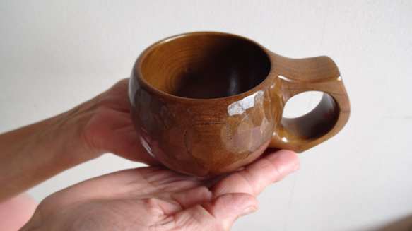 　　　シコロの一木彫りコーヒーカップ.　 1枚目の画像