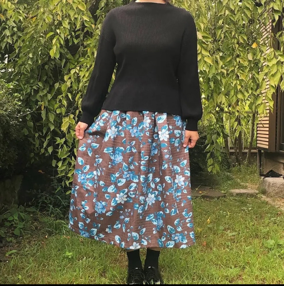 YUWA 上品な 千鳥格子柄と ブルーのお花 タックギャザースカート 4枚目の画像