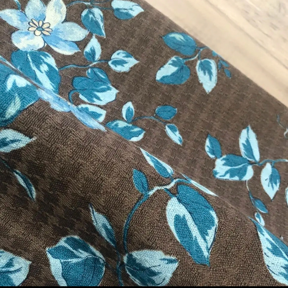 YUWA 上品な 千鳥格子柄と ブルーのお花 タックギャザースカート 6枚目の画像