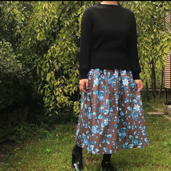 YUWA 上品な 千鳥格子柄と ブルーのお花 タックギャザースカート 2枚目の画像