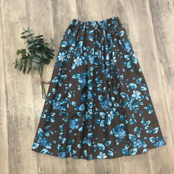 YUWA 上品な 千鳥格子柄と ブルーのお花 タックギャザースカート 3枚目の画像