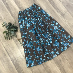 YUWA 上品な 千鳥格子柄と ブルーのお花 タックギャザースカート 5枚目の画像