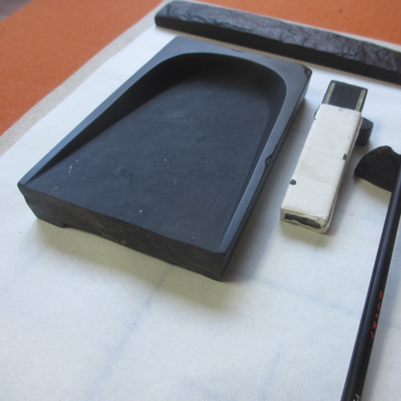 歴史ある型のひとつ、中筆用「風字硯」©