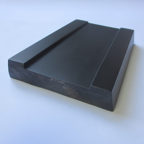 歴史ある型のひとつ、中筆用「風字硯」©