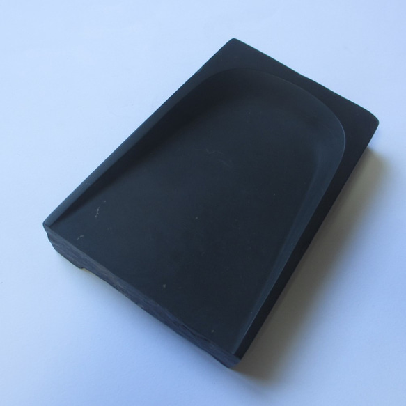 歴史ある型のひとつ、中筆用「風字硯」©  P1620901370(12350円)