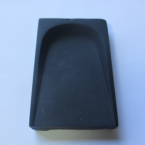 歴史ある型のひとつ、中筆用「風字硯」©  P1620901370(12350円)