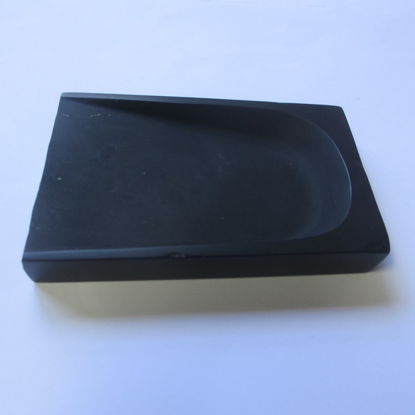 歴史ある型のひとつ、中筆用「風字硯」©