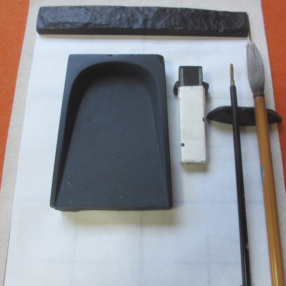 歴史ある型のひとつ、中筆用「風字硯」©