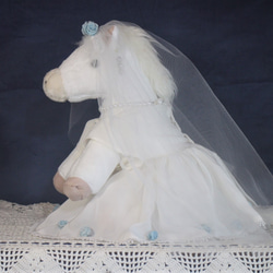 かわいいお座り馬　ウェディングホース　ウェルカムホース　シルク ドレス，タキシード着用　ぬいぐるみ　馬　結婚式 4枚目の画像