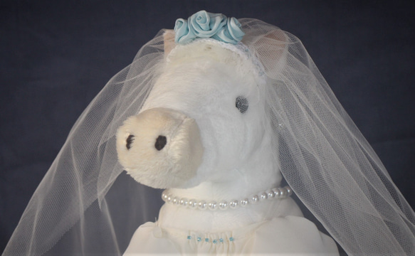 かわいいお座り馬　ウェディングホース　ウェルカムホース　シルク ドレス，タキシード着用　ぬいぐるみ　馬　結婚式 5枚目の画像