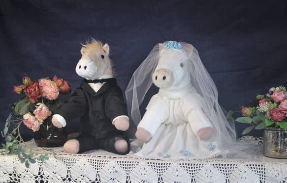かわいいお座り馬　ウェディングホース　ウェルカムホース　シルク ドレス，タキシード着用　ぬいぐるみ　馬　結婚式 1枚目の画像