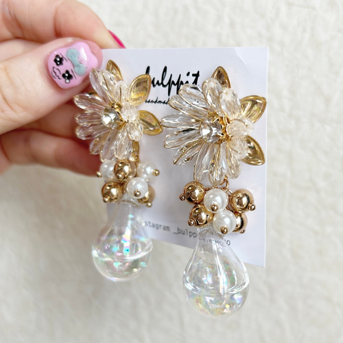 124 高級お花ボタン✖︎3Aガラスじゃら　ハンドメイド　ピアスorイヤリング 124 高級お花ボタン✖︎3Aガラスじゃら ハンドメイド ピアスorイヤリング