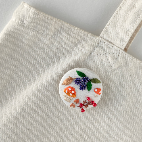 秋の収穫!キノコ、木の実、落ち葉の刺繍ブローチ 秋色 ブローチ