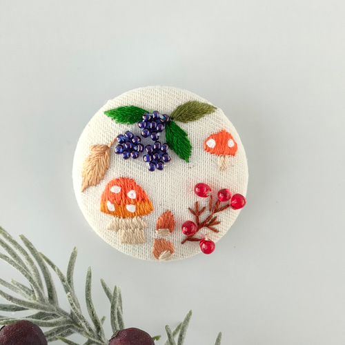 刺繍ブローチ　お花と木の実①  中サイズ2個セット