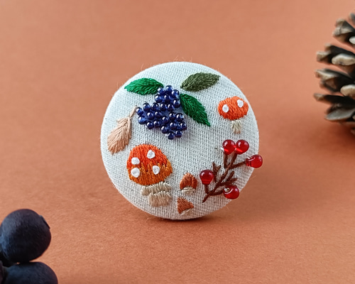 受注制作】秋の収穫!キノコ、木の実、落ち葉の刺繍ブローチor刺繍