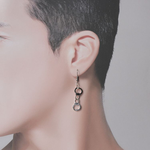 手錠とオニキスのアシンメトリー歯車ピアス・イヤリング ピアス