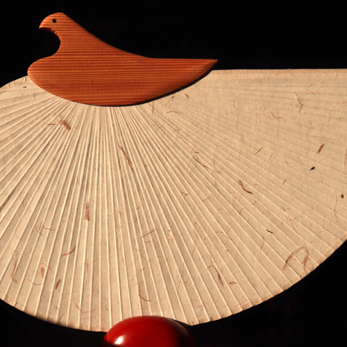 江戸仕立て都団扇千鳥型【烏臻檀皮(台湾)】千鳥うちわ 伝統工芸品 誕生