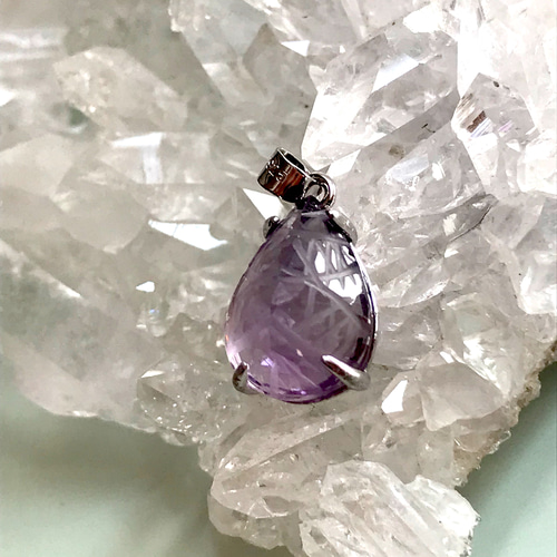 彫刻入りアメジスト ペンダントトップ ペンダントトップ michitora