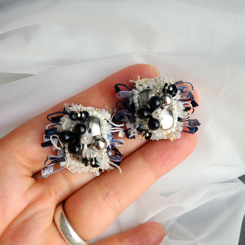 ツイードリボンの刺繍イヤリング、ピアス イヤリング  