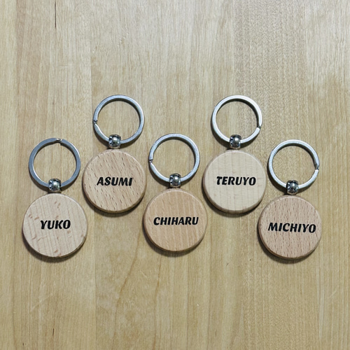 Ri様【名入れ】両面加工 天然木お名前キーホルダー部活動 名入れ】両面加工 天然木お名前キーホルダー 席札にも - メルカリ