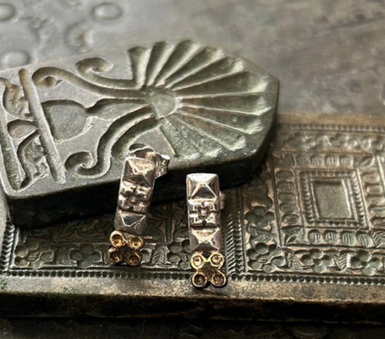 シルバー　block　縦長　スタッドピアス