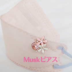 ピンク　ホワイトフラワー　Muskピアス 1枚目の画像