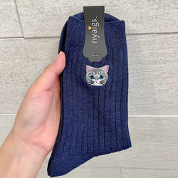 晴れやかブルー☆ 紳士の猫刺繍靴下_アメショ猫ヒメ 1枚目の画像