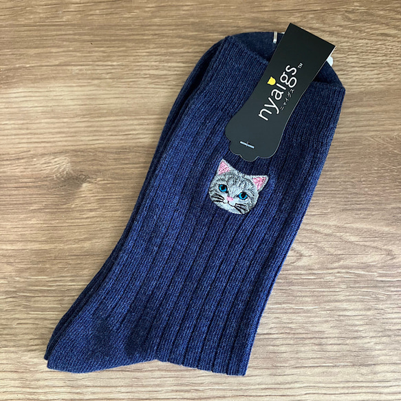晴れやかブルー☆ 紳士の猫刺繍靴下_アメショ猫ヒメ 2枚目の画像