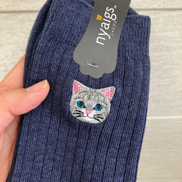晴れやかブルー☆ 紳士の猫刺繍靴下_アメショ猫ヒメ 3枚目の画像