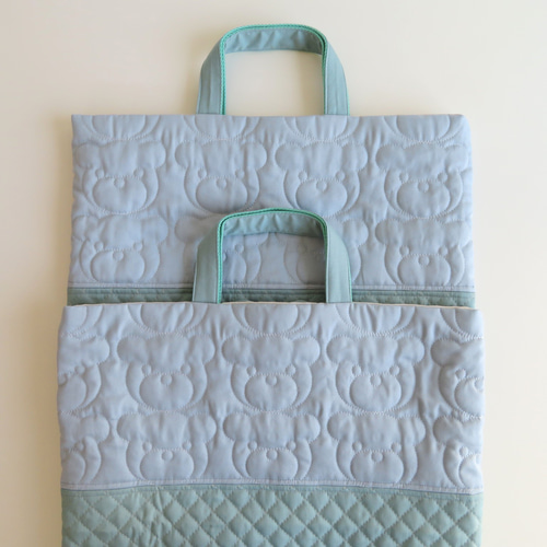 くまステッチ×無地【くすみブルー】のキルティングレッスンバッグ