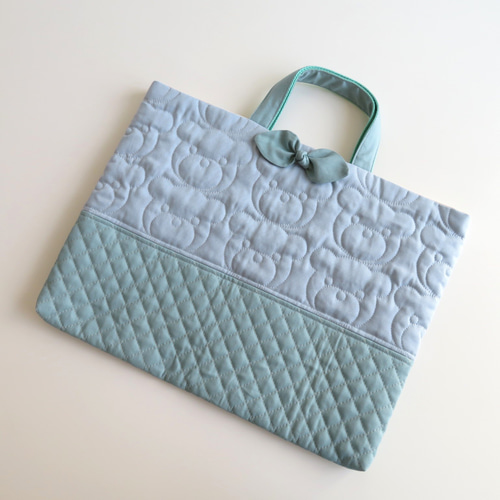 くまステッチ×無地【くすみブルー】のキルティングレッスンバッグ