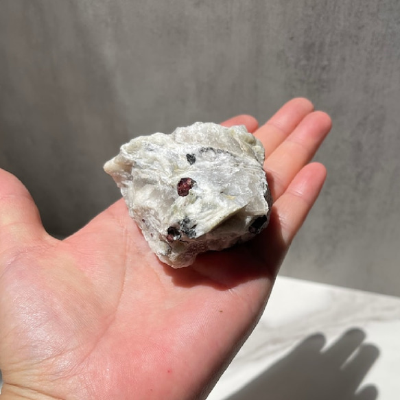 情熱の石【母岩付き ガーネット】鉱物 天然石（143g）Garnet 柘榴石 2枚目の画像